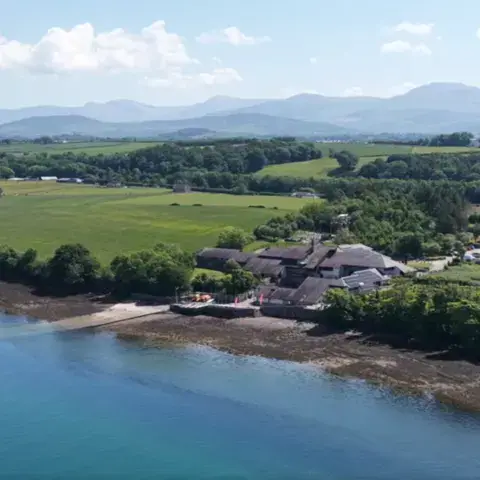 Vue aérienne du centre en bord de détroit, avec les montagnes au loin