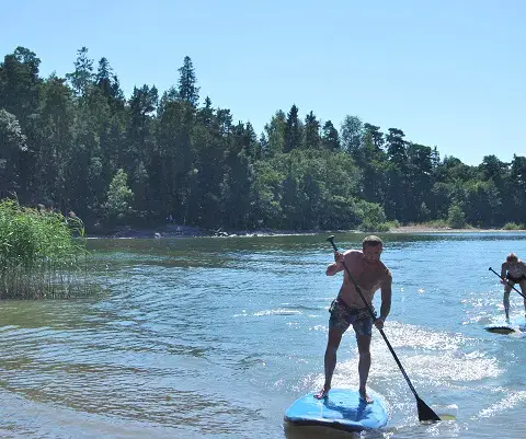 Stand up paddle dans une baie abritée