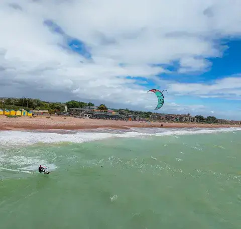 Vue aérienne d'un kitesurfeur le long de la plage
