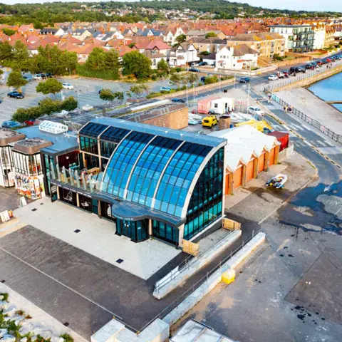 Le bâtiment du centre nautique en bord de lac