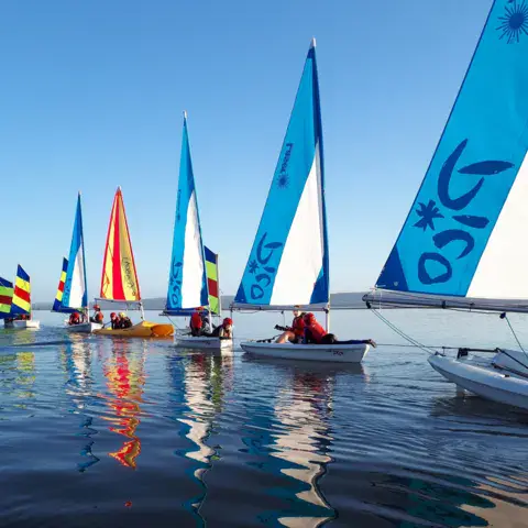 Dériveurs à voiles colorées sur le lac