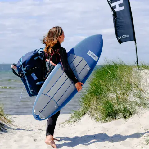 Planche de paddle et sac de kite sur la plage