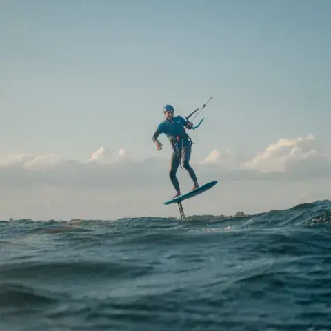 Rider sur une planche à foil, au-dessus de l'eau