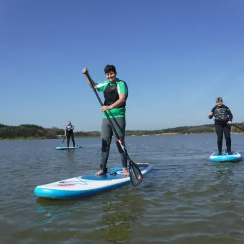 Deux personnes en stand up paddle sur le lac
