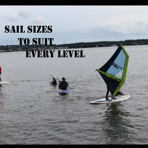 Windsurfeurs de différents niveaux avec des voiles adaptées