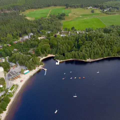 Vue aérienne du loch Insh et de la plage du centre