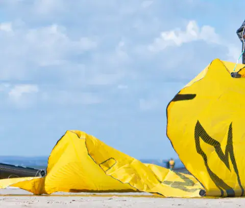 Ailes de kite posées sur la plage