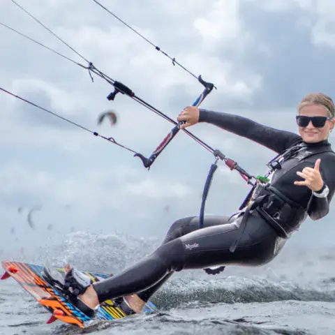 Kitesurfeuse en action
