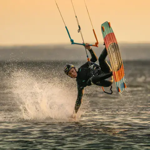 Kitesurfeur dans les éclaboussures