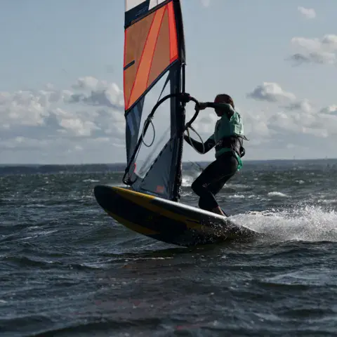 Véliplanchiste en navigation sur la baie