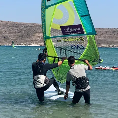 Cours de windsurf dans l'eau peu profonde