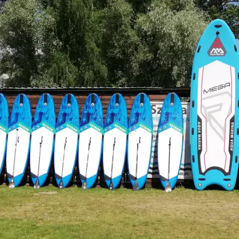 Paddles alignés devant la base de location