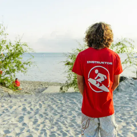 Moniteur de dos sur la plage de la baie