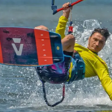 Kitesurfeur en figure au-dessus de l'eau