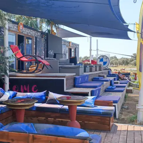 Terrasse aménagée du club, face à la plage