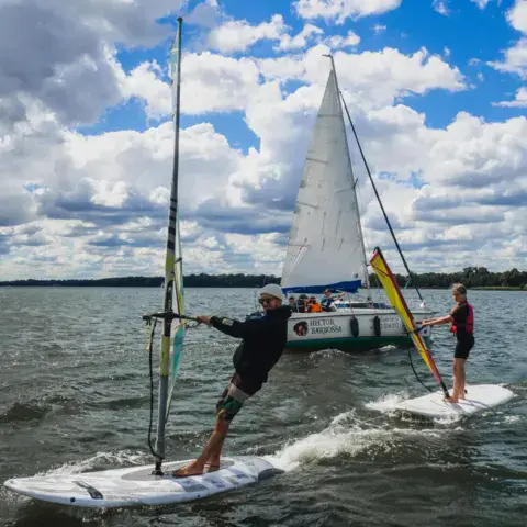 Windsurf et voilier sur le lac
