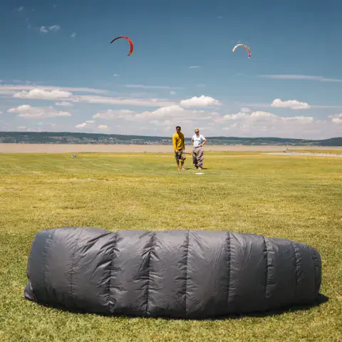 Séance de pilotage de kite à terre, sur la pelouse