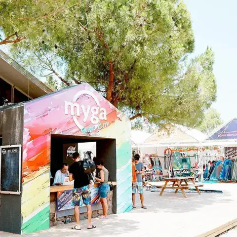 Le point d'accueil de Myga sur la plage