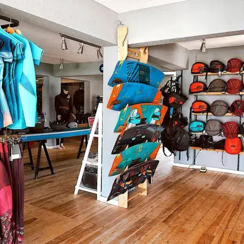 Rayon de la boutique : planches de kite, harnais et vêtements