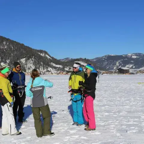 Un groupe de stagiaires équipés pour le snowkite sur la neige