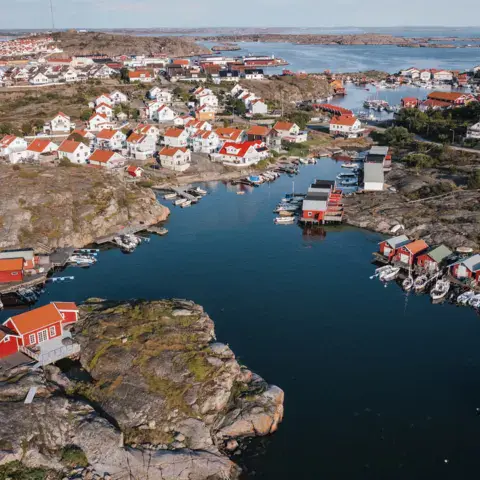 Vue aérienne d'un village côtier avec cabanes de pêcheurs et ports