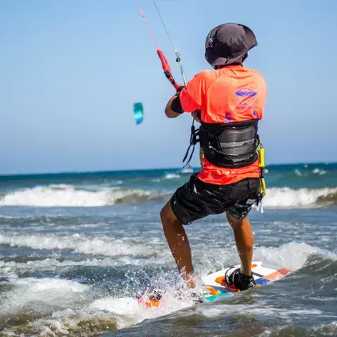 Kitesurfeur dans les vaguelettes près du bord