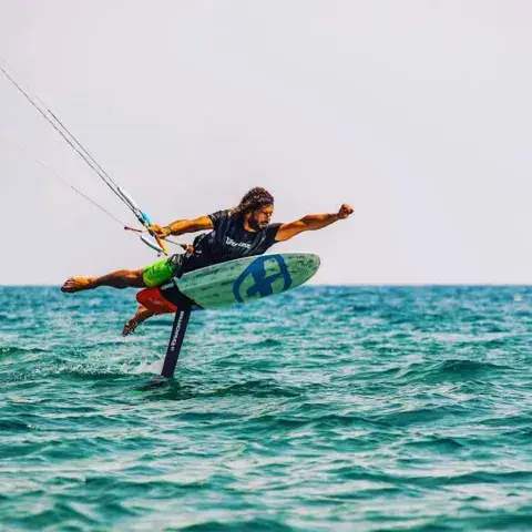 Kitefoil sur une eau claire