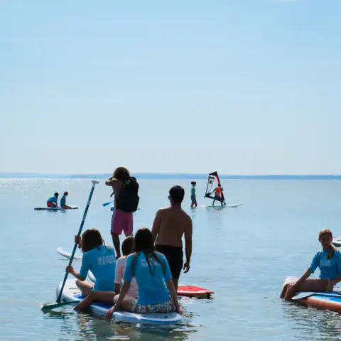 Groupe en paddle sur une eau peu profonde