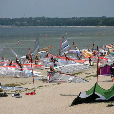 Planches à voile sur la plage avant le départ d'une course