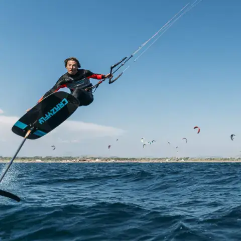 Kitefoil en saut au-dessus de l'eau