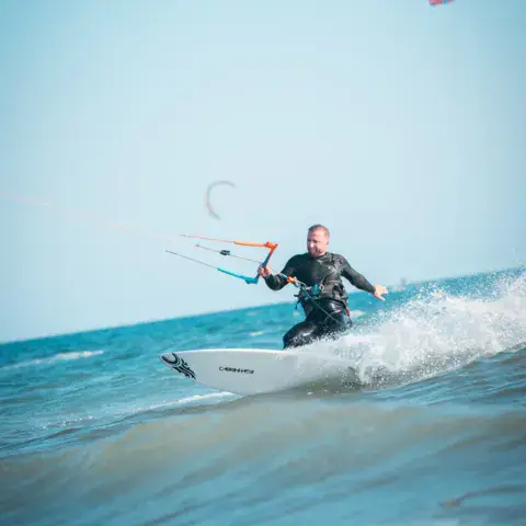 Kitesurfeur sur l'eau