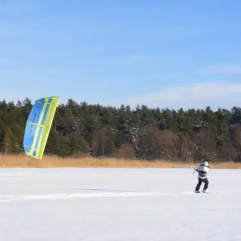 Snowkite sur un lac gelé