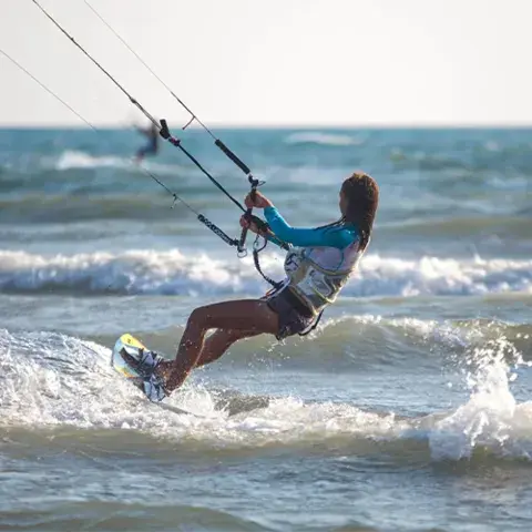 Kitesurfeuse dans les vagues