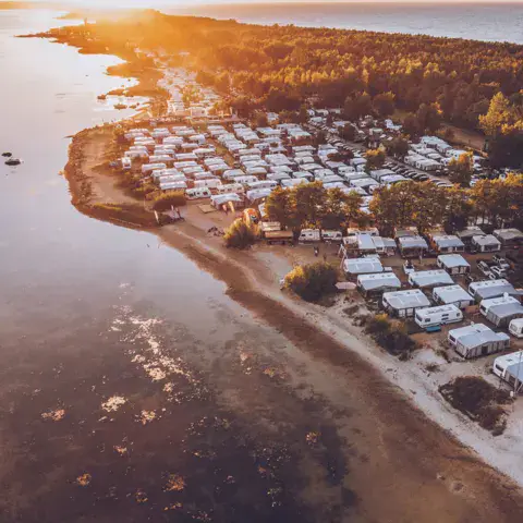 Vue aérienne du camping et de la plage au coucher du soleil
