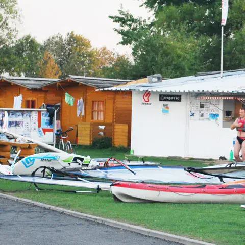 Les cabanes de la location et de l'école, avec du matériel posé sur l'herbe