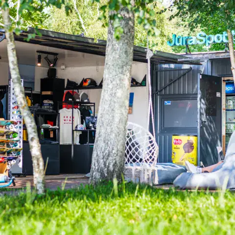 Boutique de matériel dans la pinède