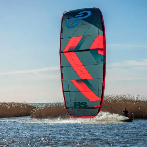 Aile de kitesurf en vol au-dessus de l'eau