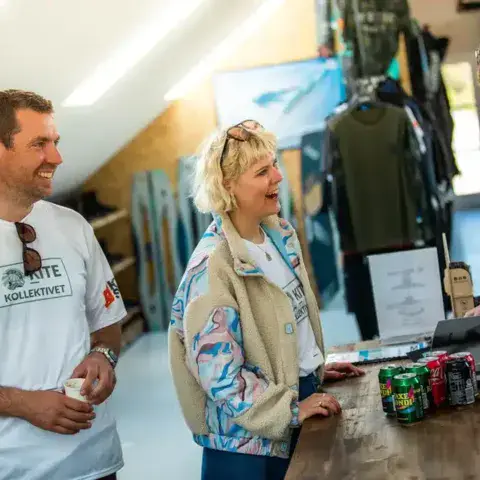 Clients et vendeur dans la boutique du centre