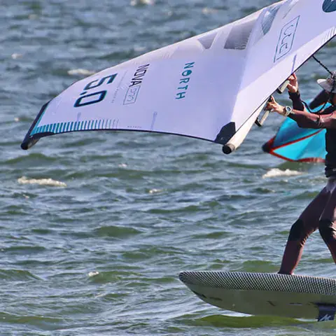 Pratiquants de wing foil sur l'eau