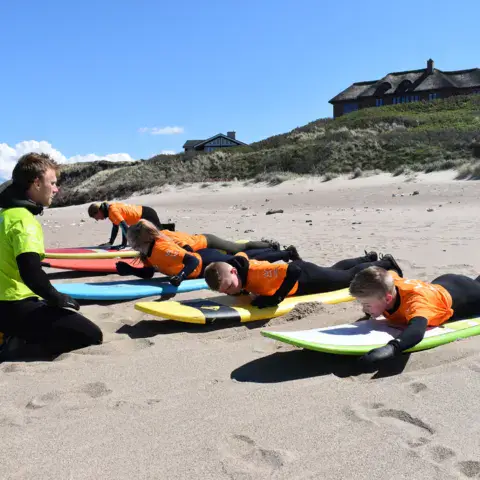 Exercice sur le sable en début de cours de surf