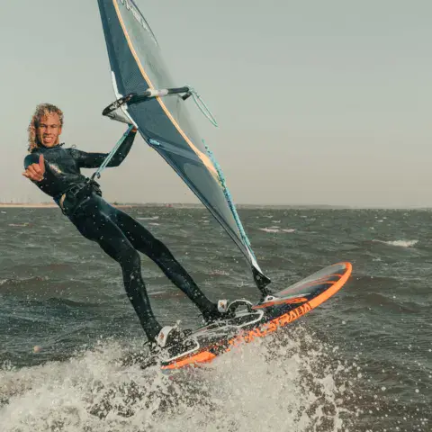 Windsurfeuse en action sur le plan d'eau