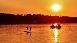 Deux pratiquants de paddle au coucher du soleil