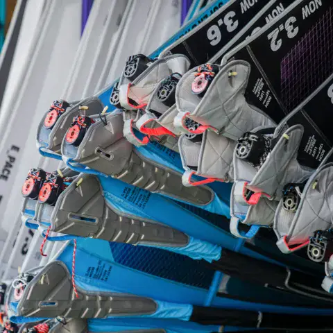 Mâts de windsurf rangés par taille dans le magasin