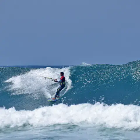 Kitesurfeur sur une vague