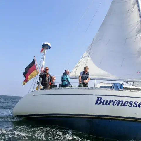 Voilier avec son équipage en mer