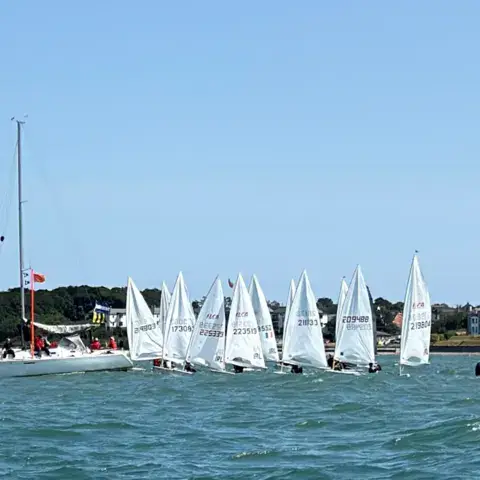 Flottille de dériveurs au départ d'une régate