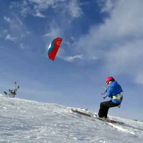 Snowkite sur un champ enneigé