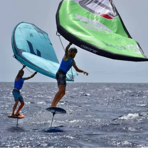 Deux pratiquants de wing foil sur l'eau