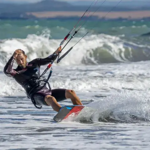Kitesurfeur dans les vagues