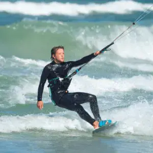 Kitesurfeur sur une vague